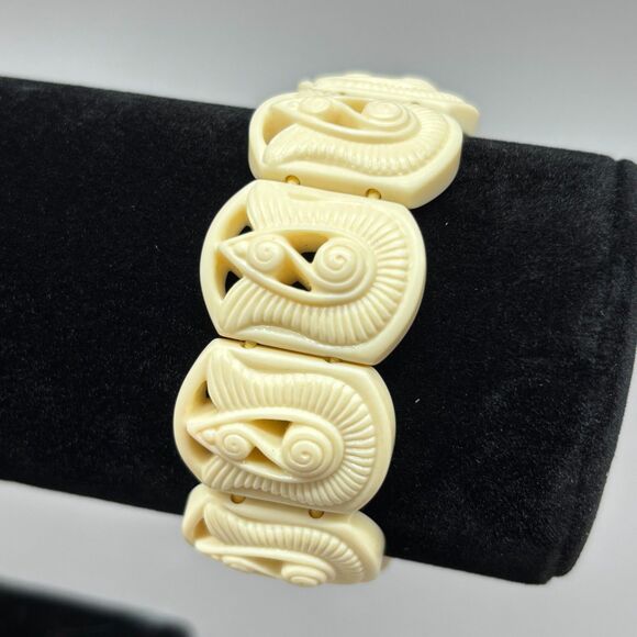 Avon Gracious Tulips Bracelet 1982 Vintage Celluloid Carved Plastic Stretch 7" - Picture 1 of 7